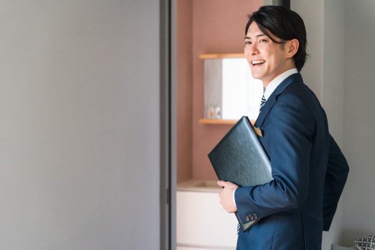 ホテルの人事スタッフとして働く男性