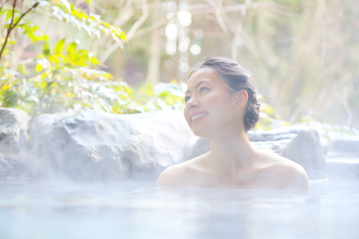 温泉につかる女性