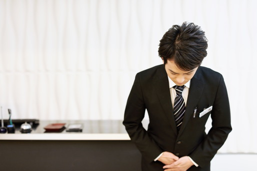 フロントの男性