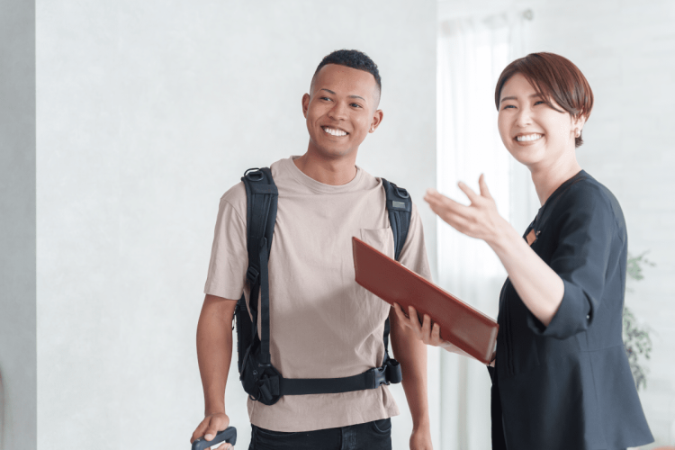 外国人観光客を案内するホテルスタッフ