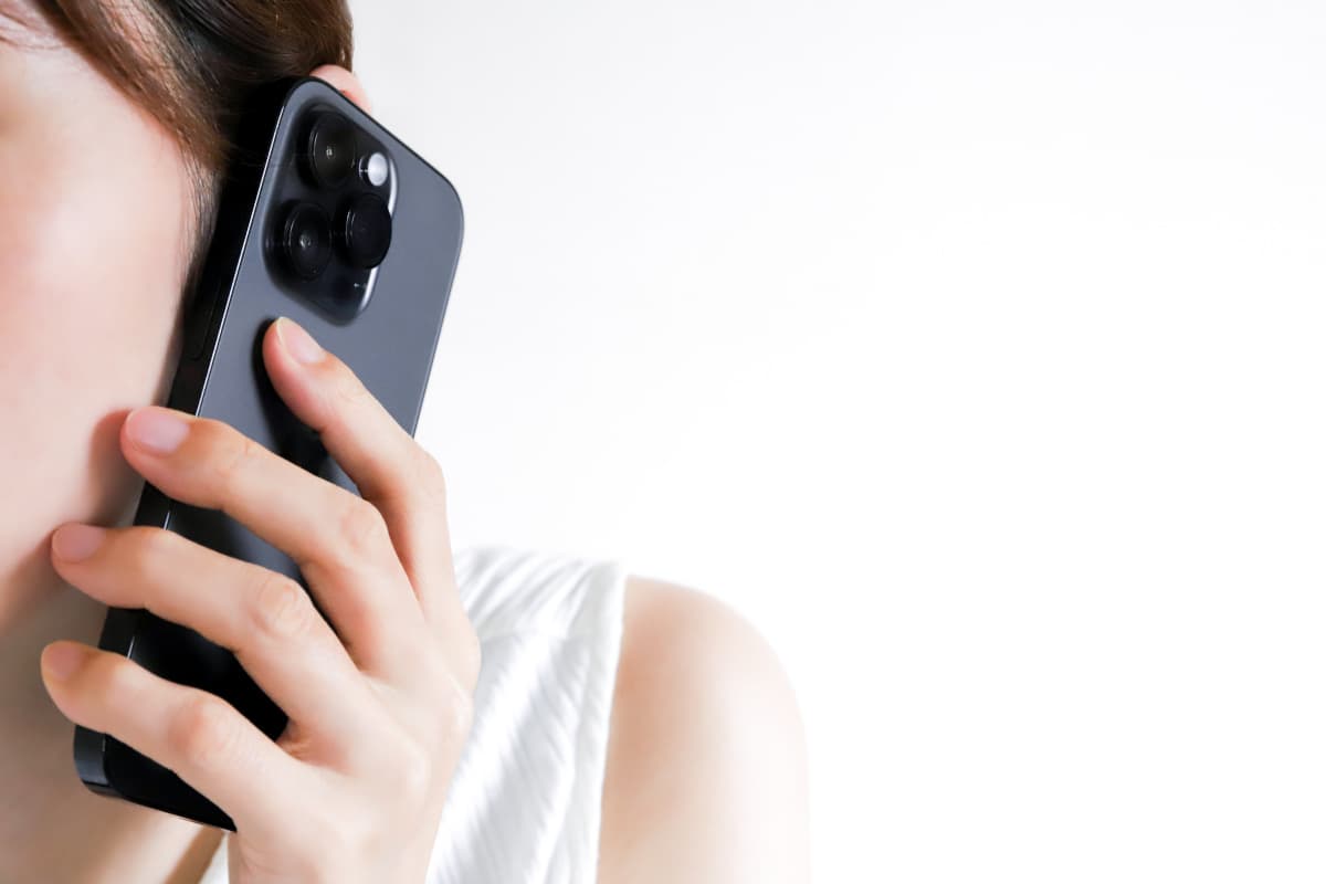 スマホで電話をかける女性