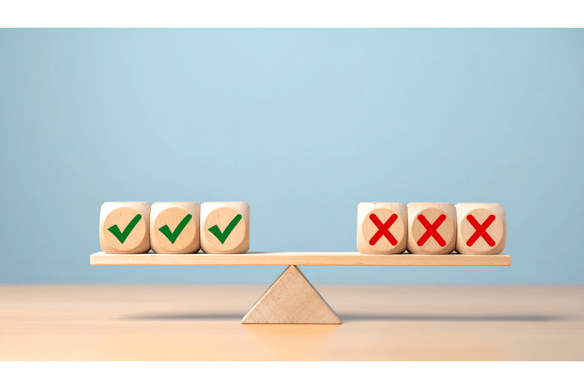 天秤に乗った緑チェックと赤バツの積み木