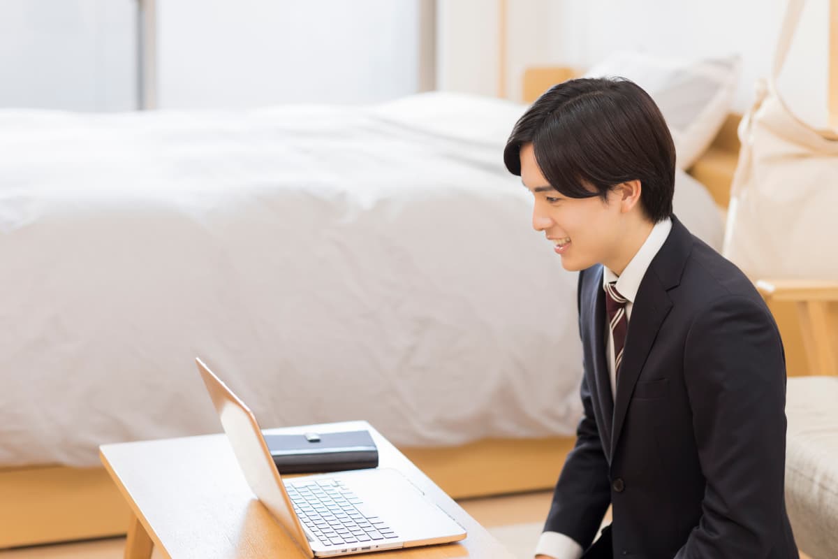 自宅でWEB面接中の男性