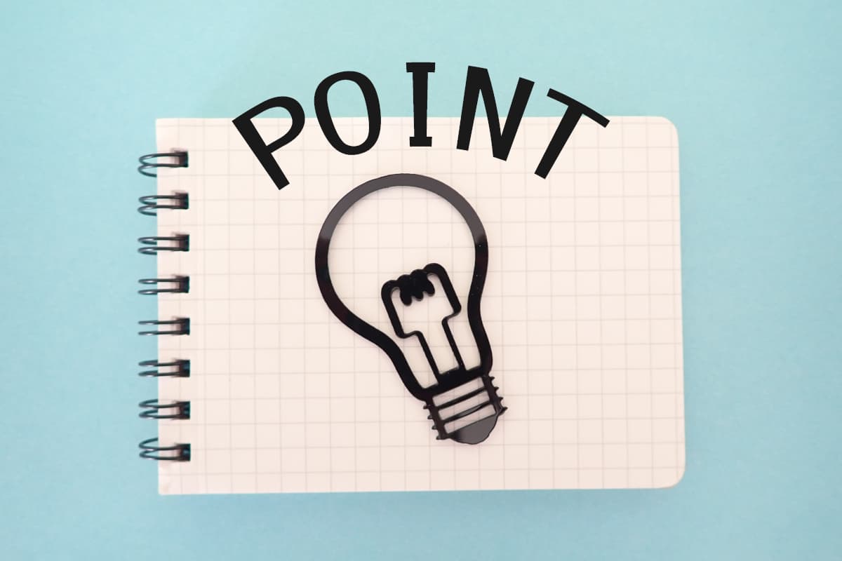 リングノートの上にる電球マークとPOINTの文字