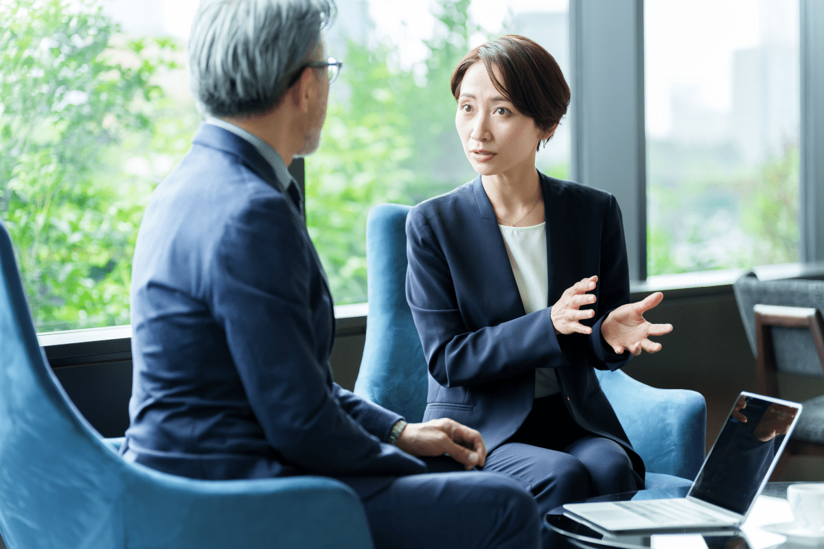 話し合う男女のビジネスマン