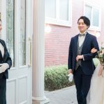新郎新婦の案内をするブライダルプランナー