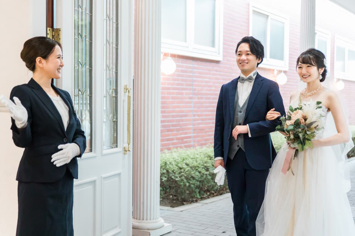 新郎新婦の案内をするブライダルプランナー
