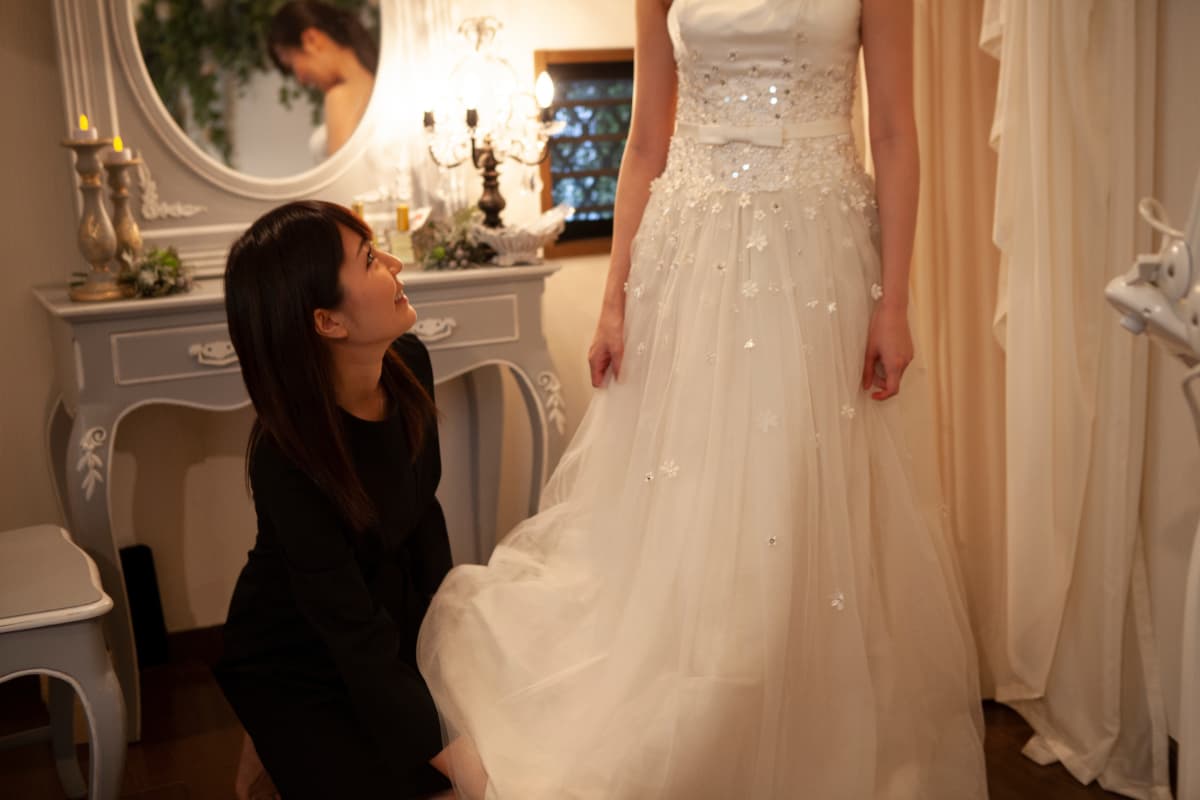 花嫁とドレスの相談をするウエディングプランナー