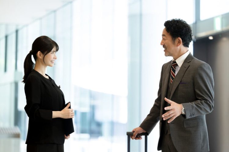 お客様対応をするホテルの女性スタッフ