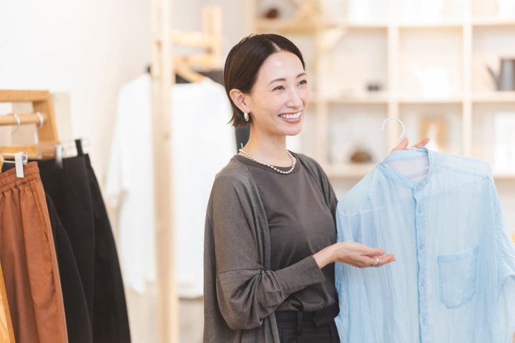 お客様に服をおすすめするアパレルショップの販売員