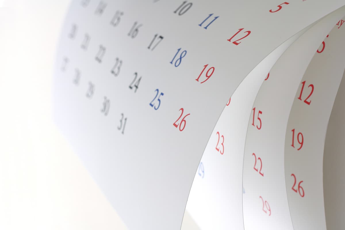 壁にかけてある白いカレンダー