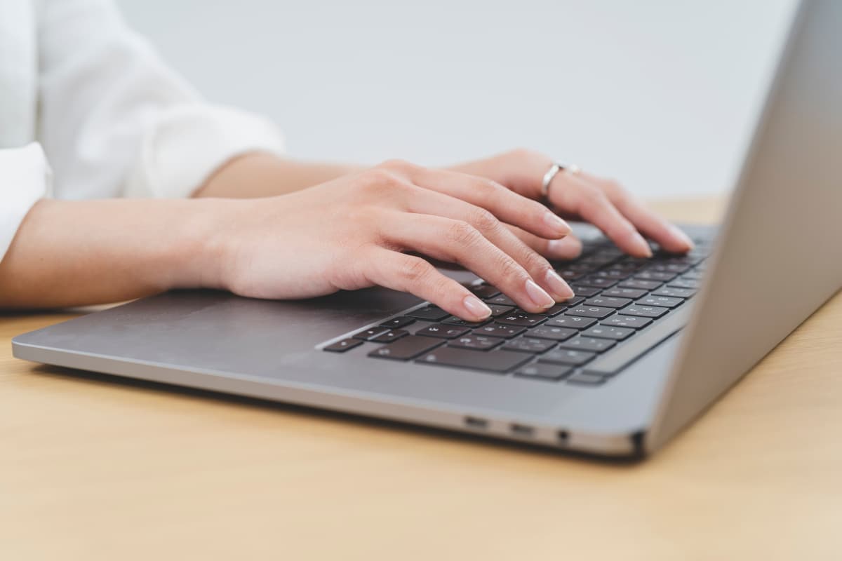 パソコンを入力する人の手
