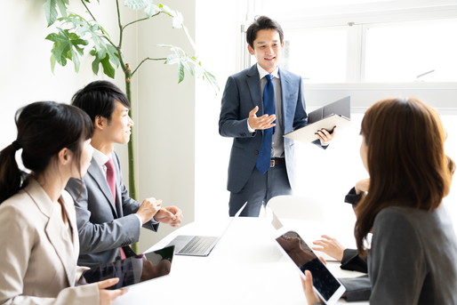 プレゼンするサラリーマン