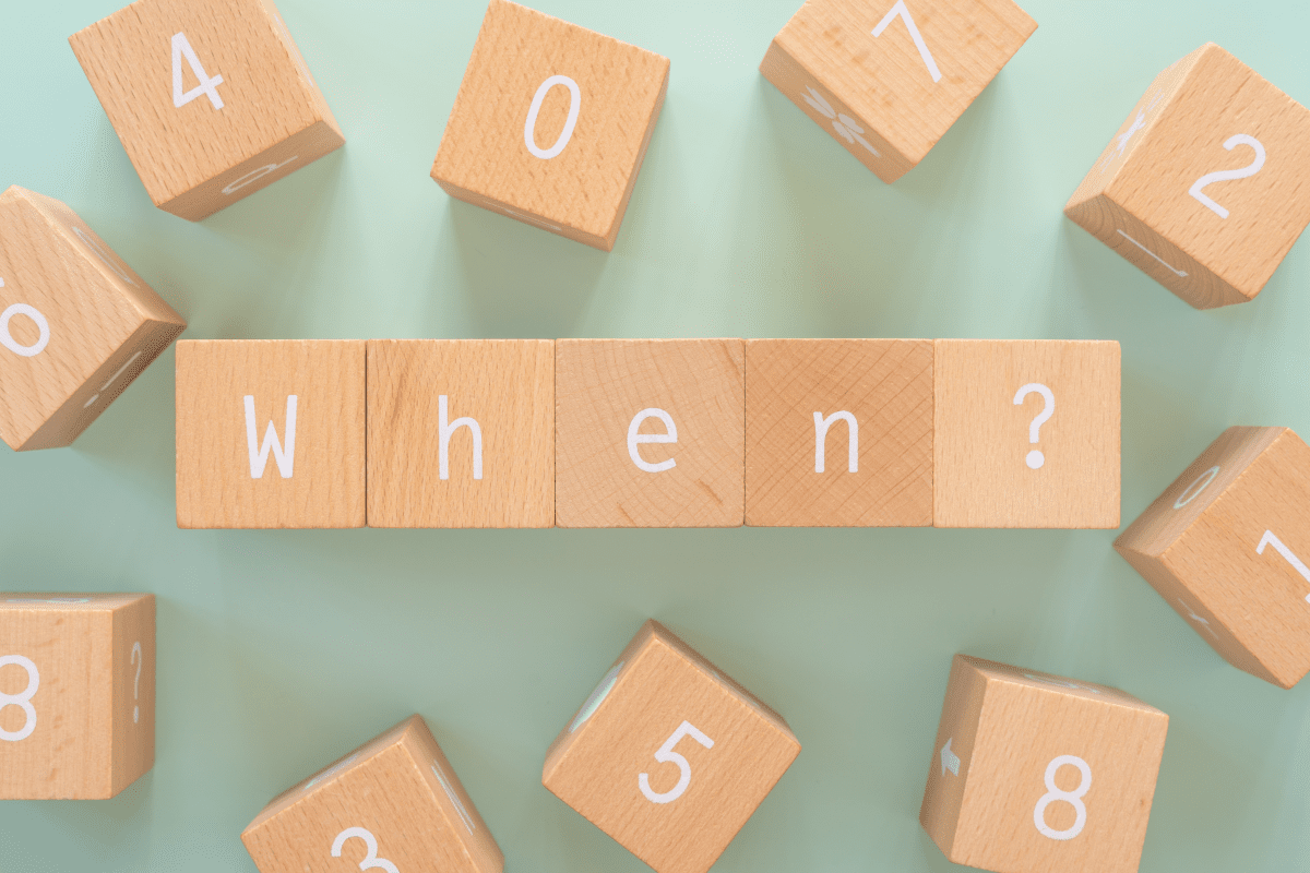 When？と書かれた積み木と周りに散らばる数字の積み木