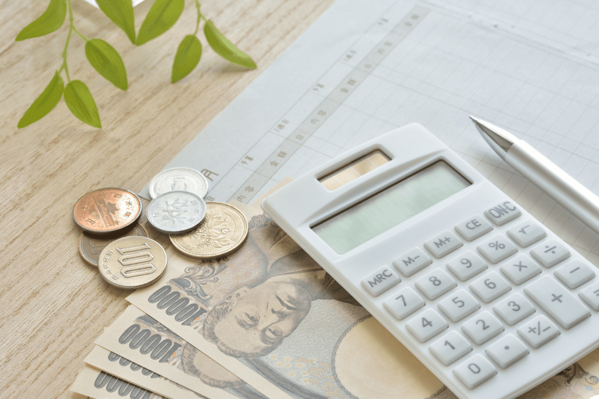 電卓と紙とボールペンとお金