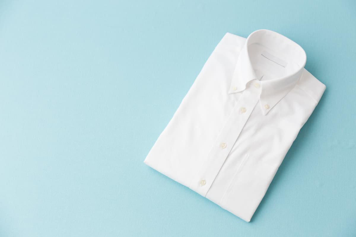 きれいにたたまれた白いワイシャツ