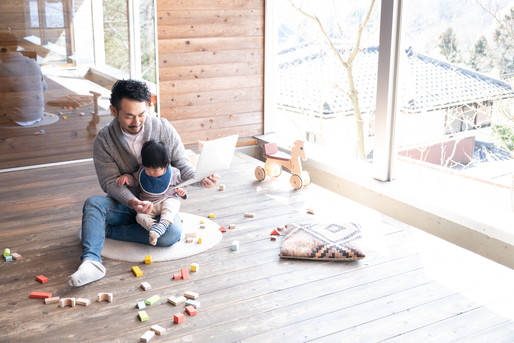 移住先で仕事をする男性