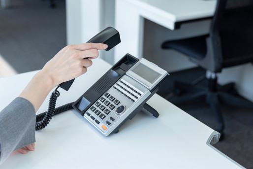 受話器を取る手