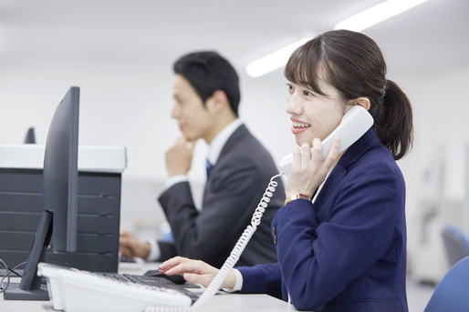 電話に出る女性