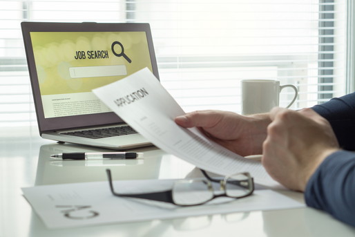 仕事探しをする人