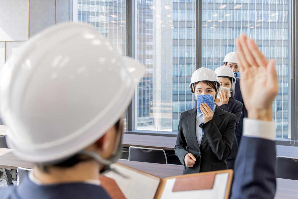 避難訓練をする人たち