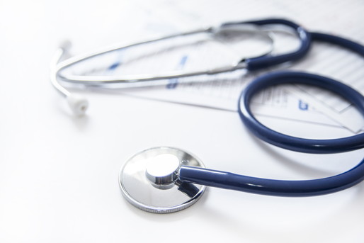 書類と聴診器