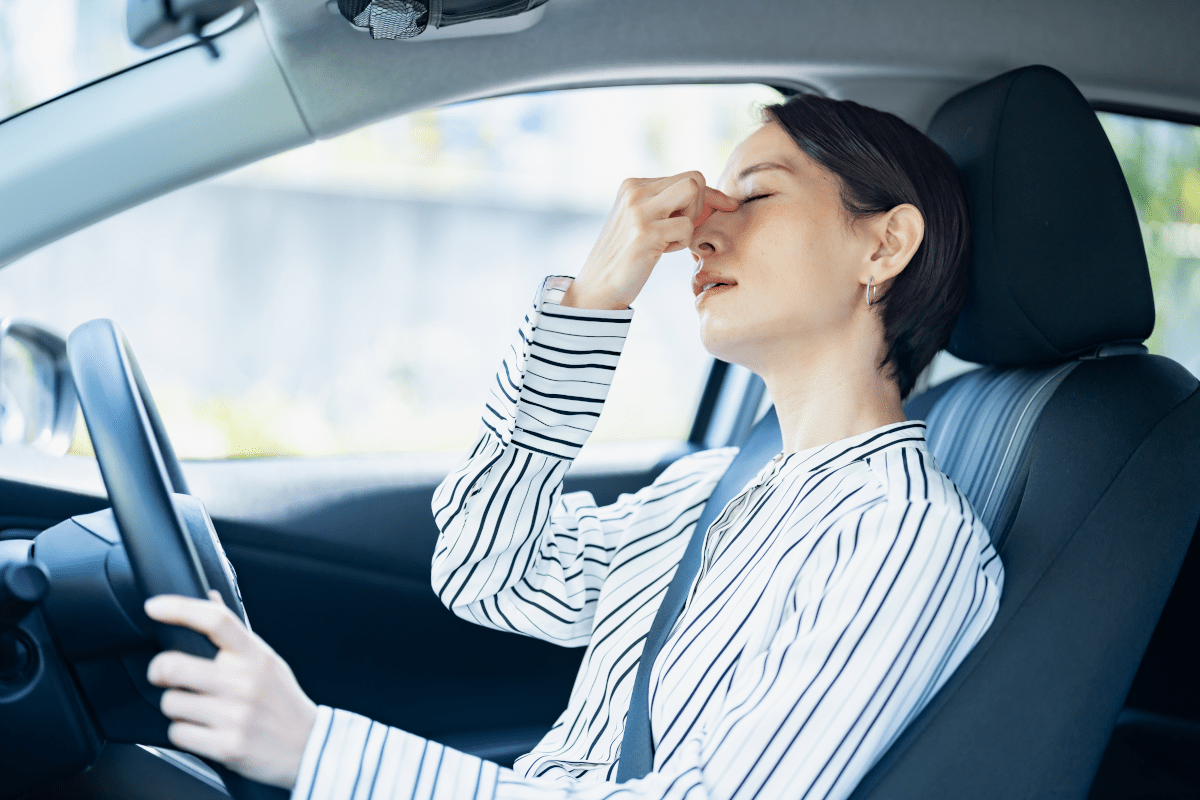 運転に疲れる女性