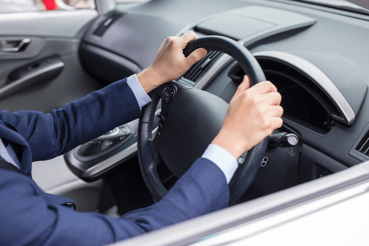 運転中の男性