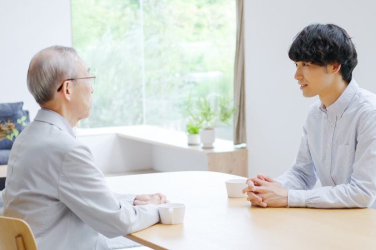リビングで会話をする親子