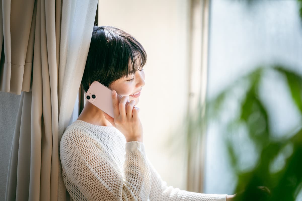 スマホで電話をする女性