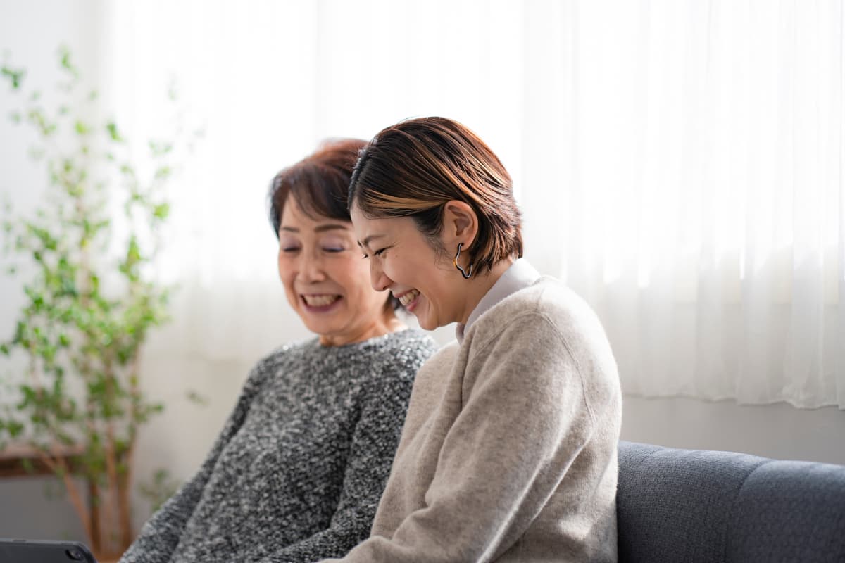 笑顔で話をする母と娘