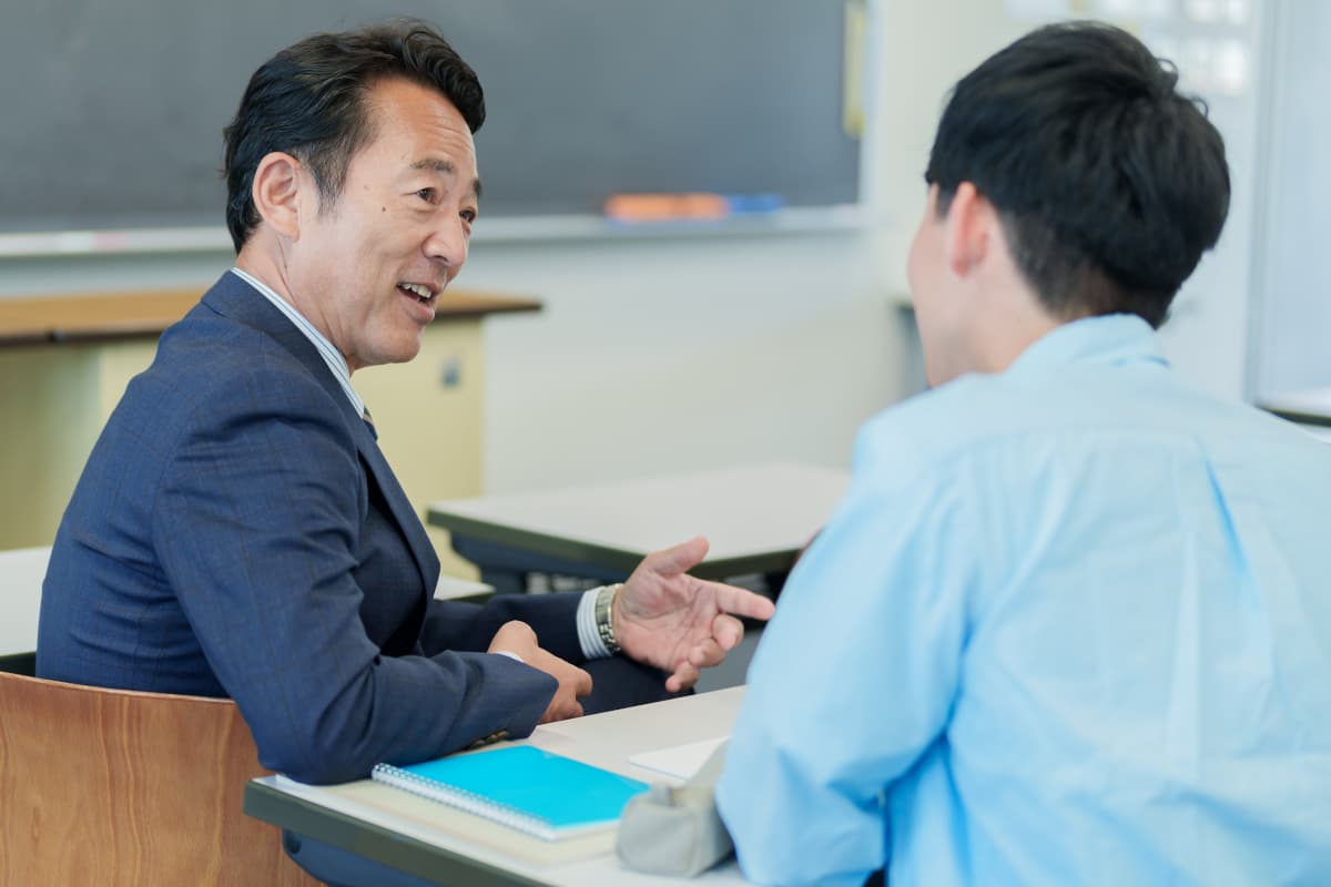 教授と話す大学生