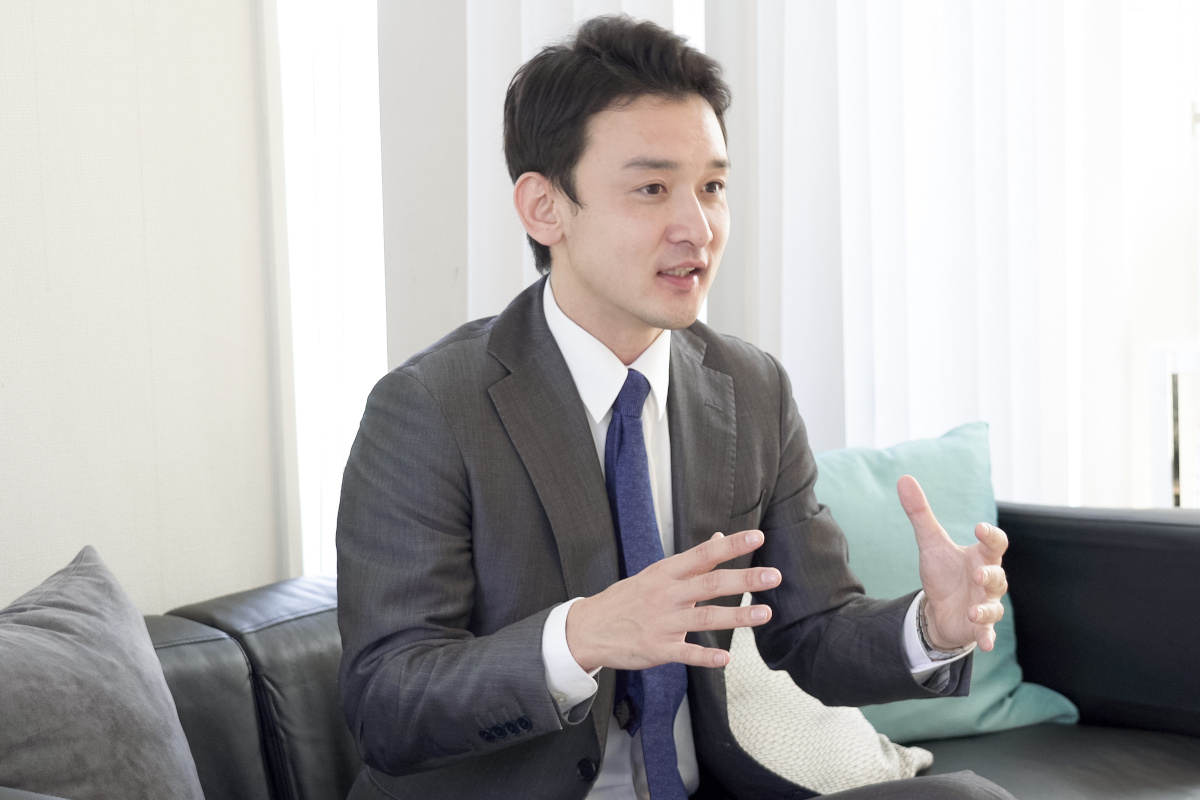 取引先と商談をするビジネスマン