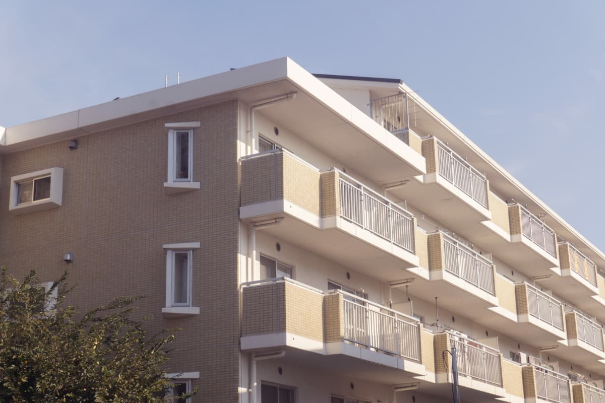 5階建てのアパートの外観