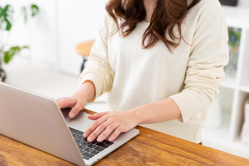 PC操作する女性