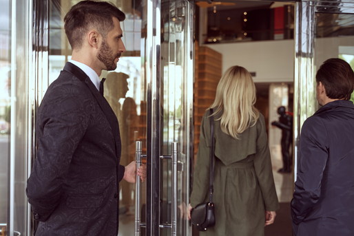 ドアマンと宿泊客