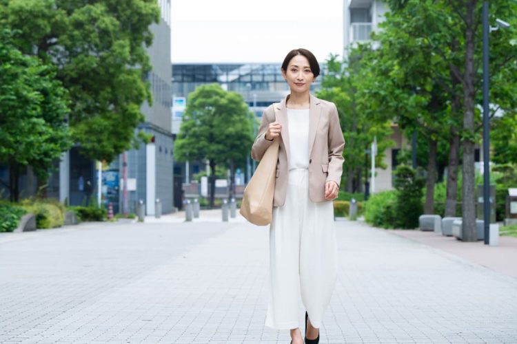 チェックイン後に外出する女性
