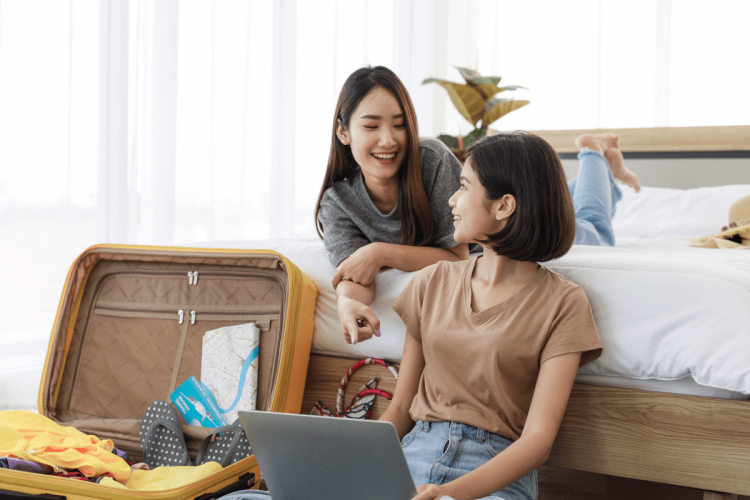 旅行の計画を立てる若者