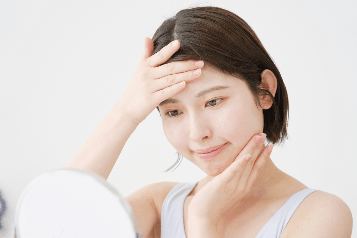 スキンケアをする女性