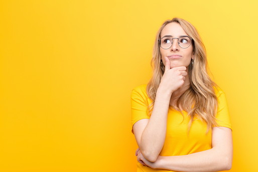 疑問を抱く女性