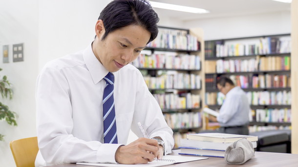 勉強するビジネスマン