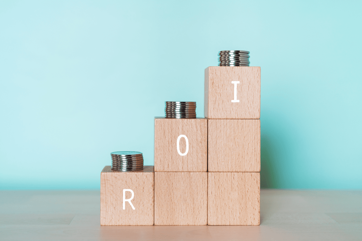 「ROI」と書かれた積み木とお金