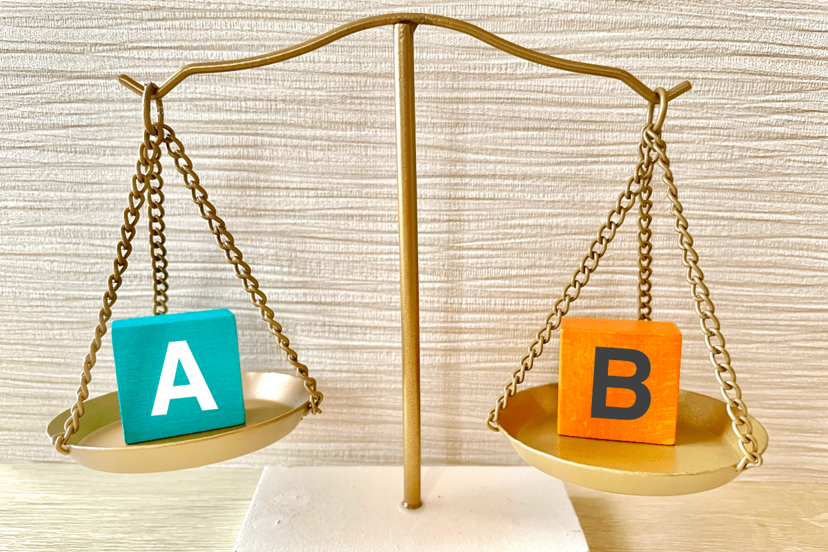 天秤に乗ったAとBの積み木