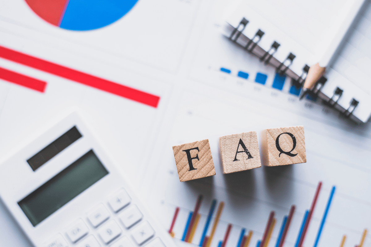 FAQの積み木と文房具