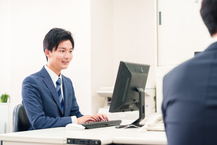 オフィスでパソコン仕事をする男性