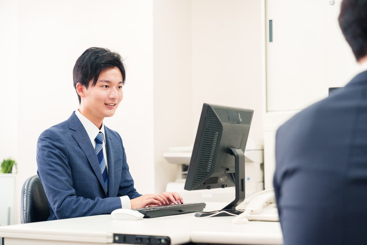 オフィスでパソコン仕事をする男性