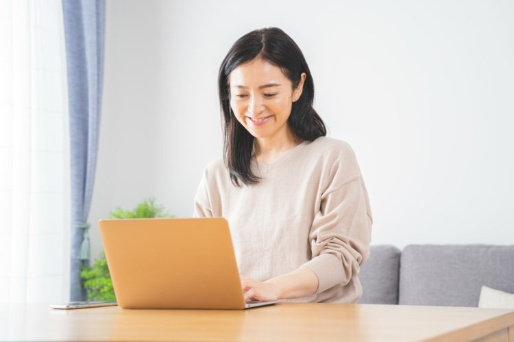 自宅で資格取得の勉強をする女性