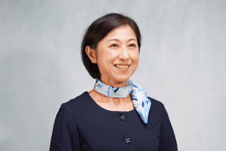 首にスカーフを巻いた50代女性