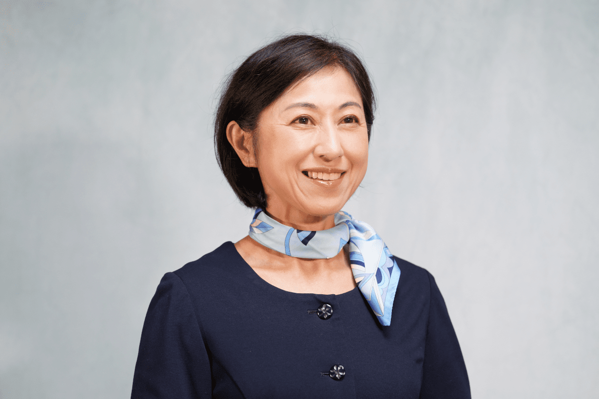 首にスカーフを巻いた50代女性