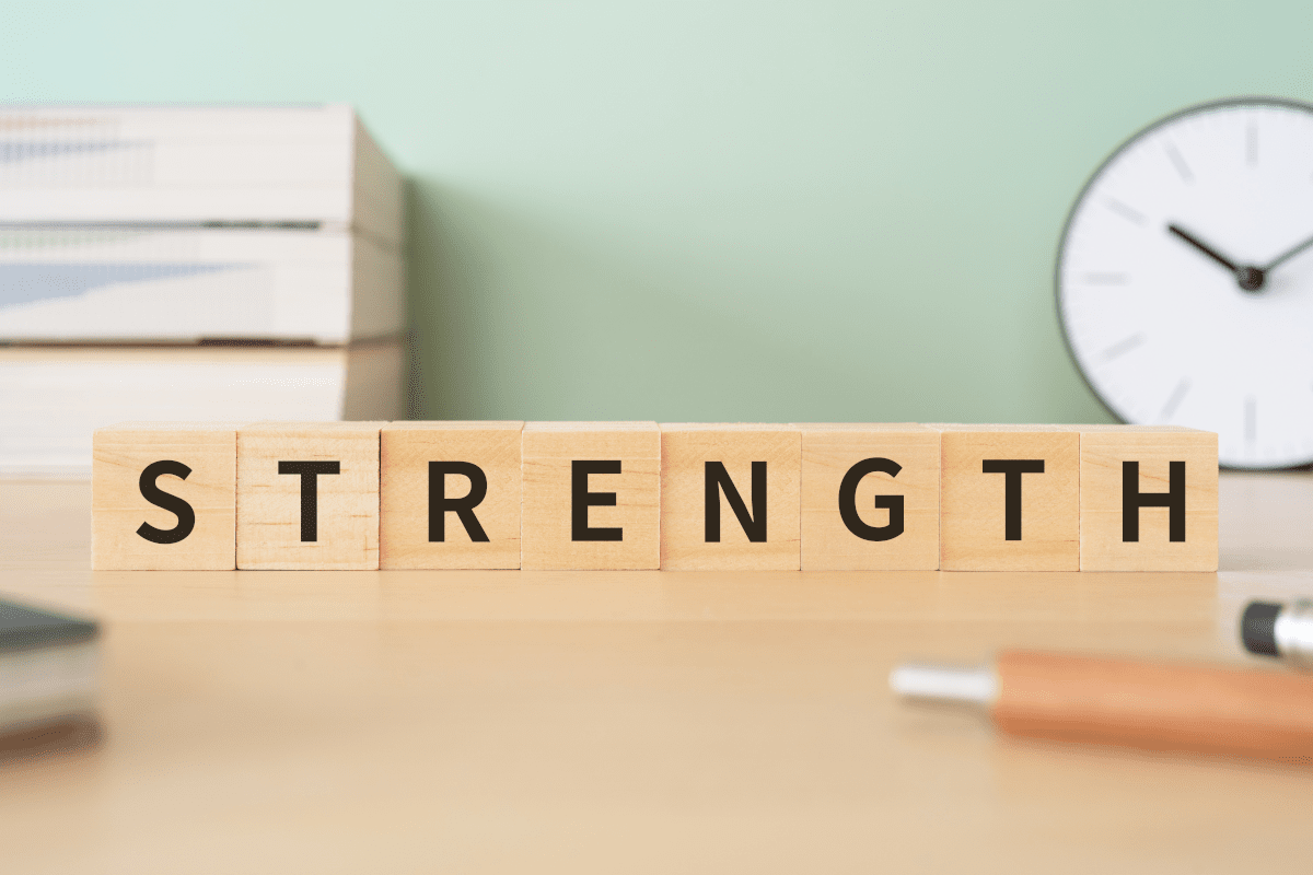 デスクに置いたSTRENGTHと並べられた積み木